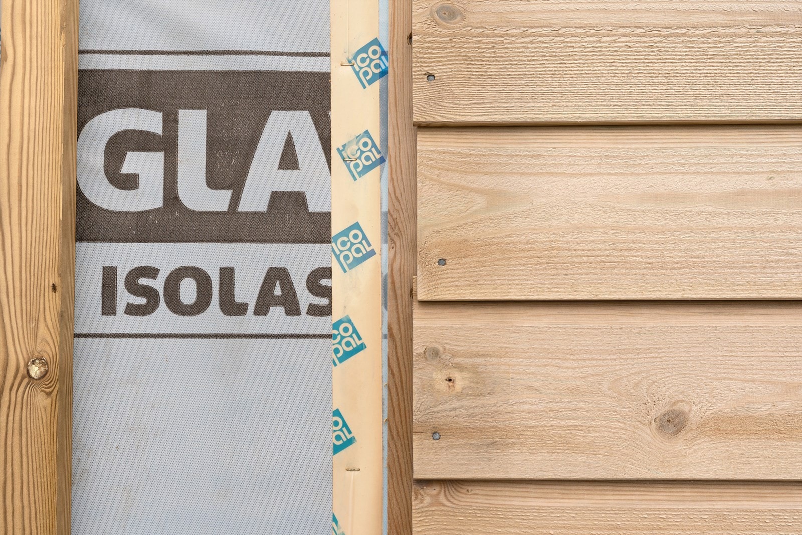 Utforing av alle yttervegger med 15 cm isolasjon nylig fullført Galleribilde