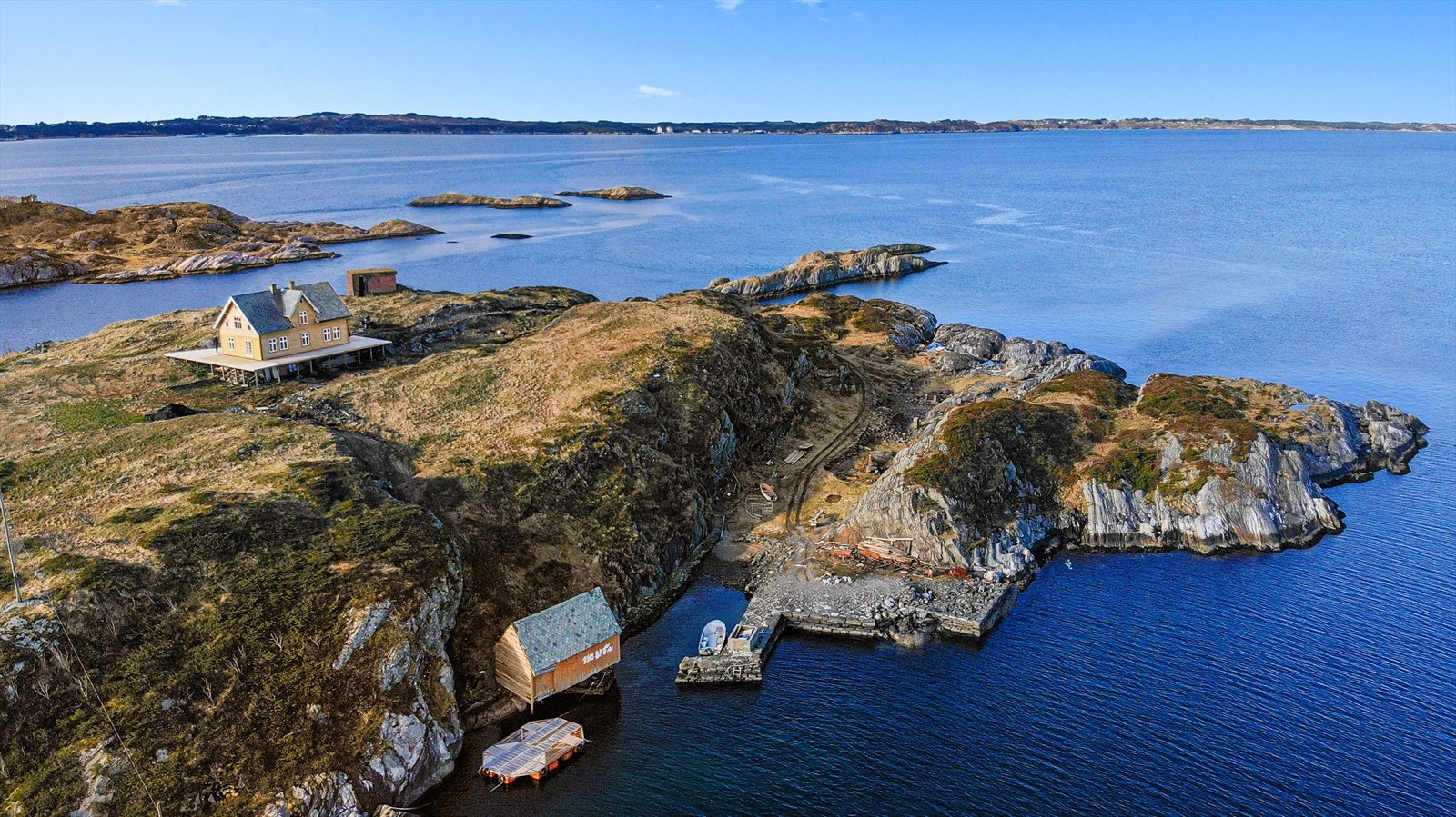 Eier har nylig etablert traktorvei fra kaien opp til huset Galleribilde