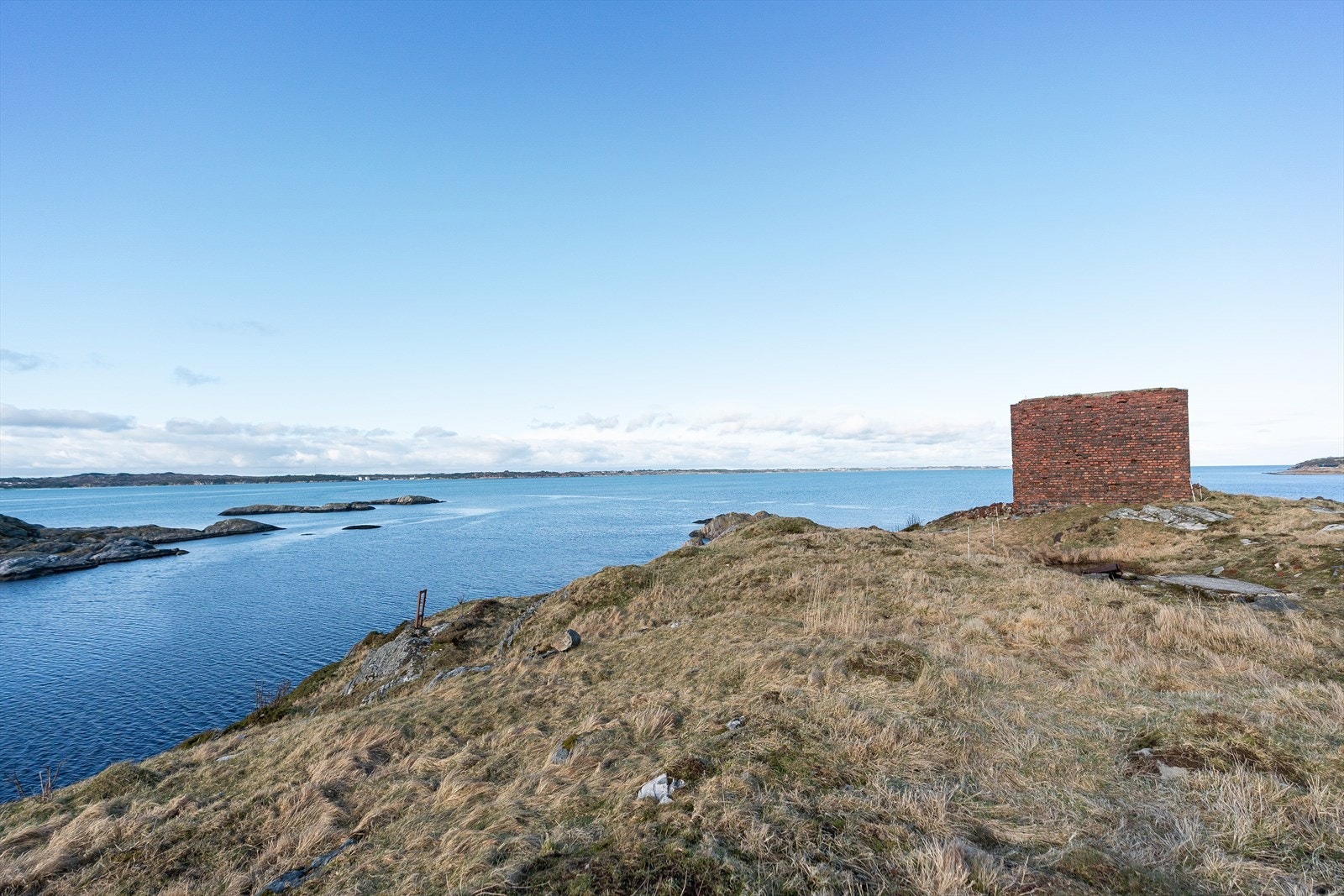Flere eldre konstruksjoner og bunkere fra krigens dager Galleribilde