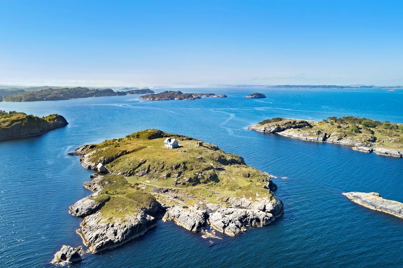 Midtøy. Bilde tatt i 2018 før rehabilitering av huset Galleribilde