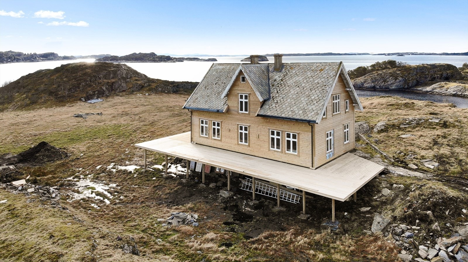 Huset er vesentlig oppgradert utvendig i perioden høsten 2018 frem til våren 2020 Galleribilde