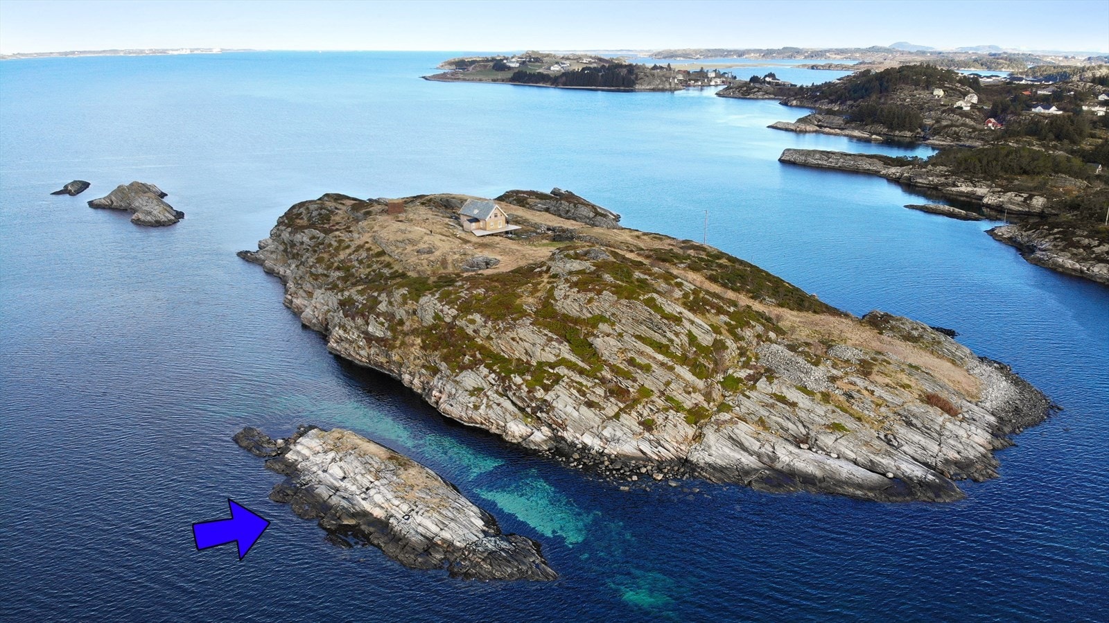 Holmen like ved er en del av eiendommen som totalt består av 4 bruksnumre Galleribilde