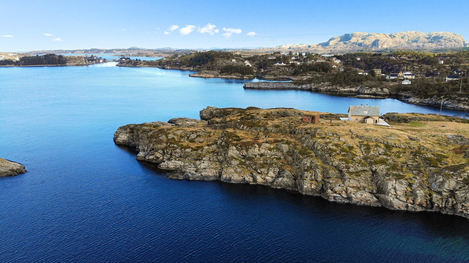 Ca. 10 min. med båt fra Herdla Galleribilde