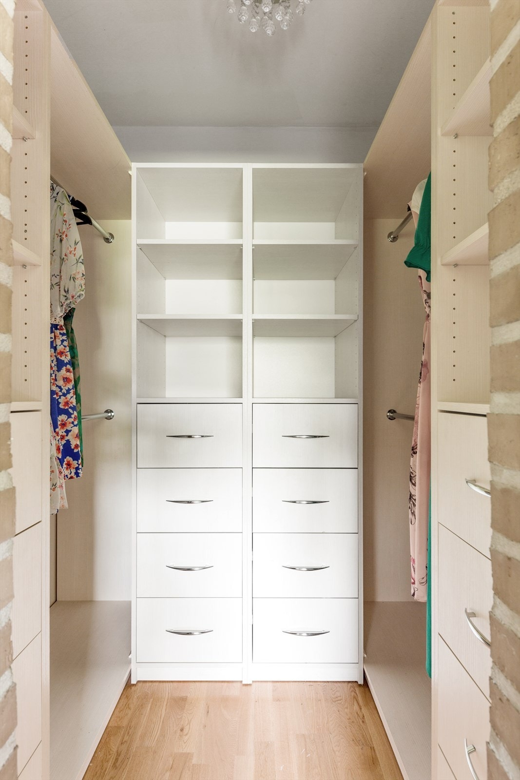 Hovedsoverommet har tilgang til eget mini walk in closet med smarte løsninger. Galleribilde