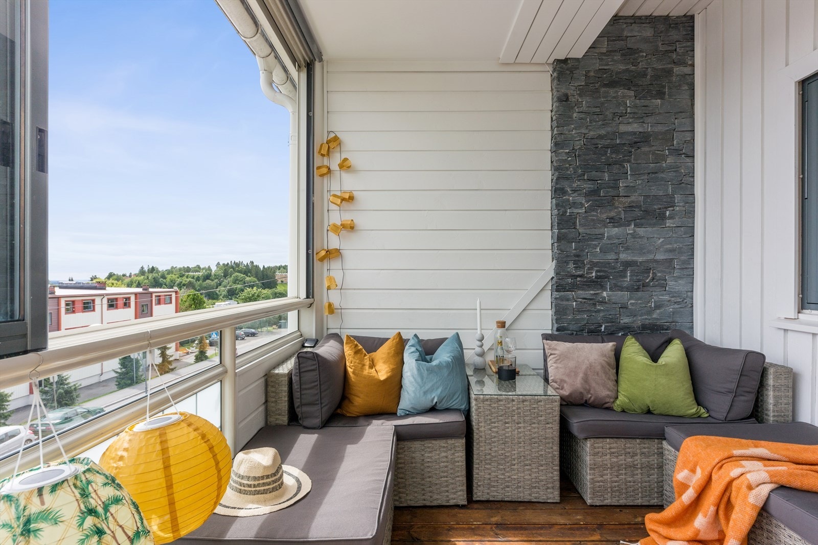 Her er det god plass til både utemøblement og elektrisk grill. Galleribilde