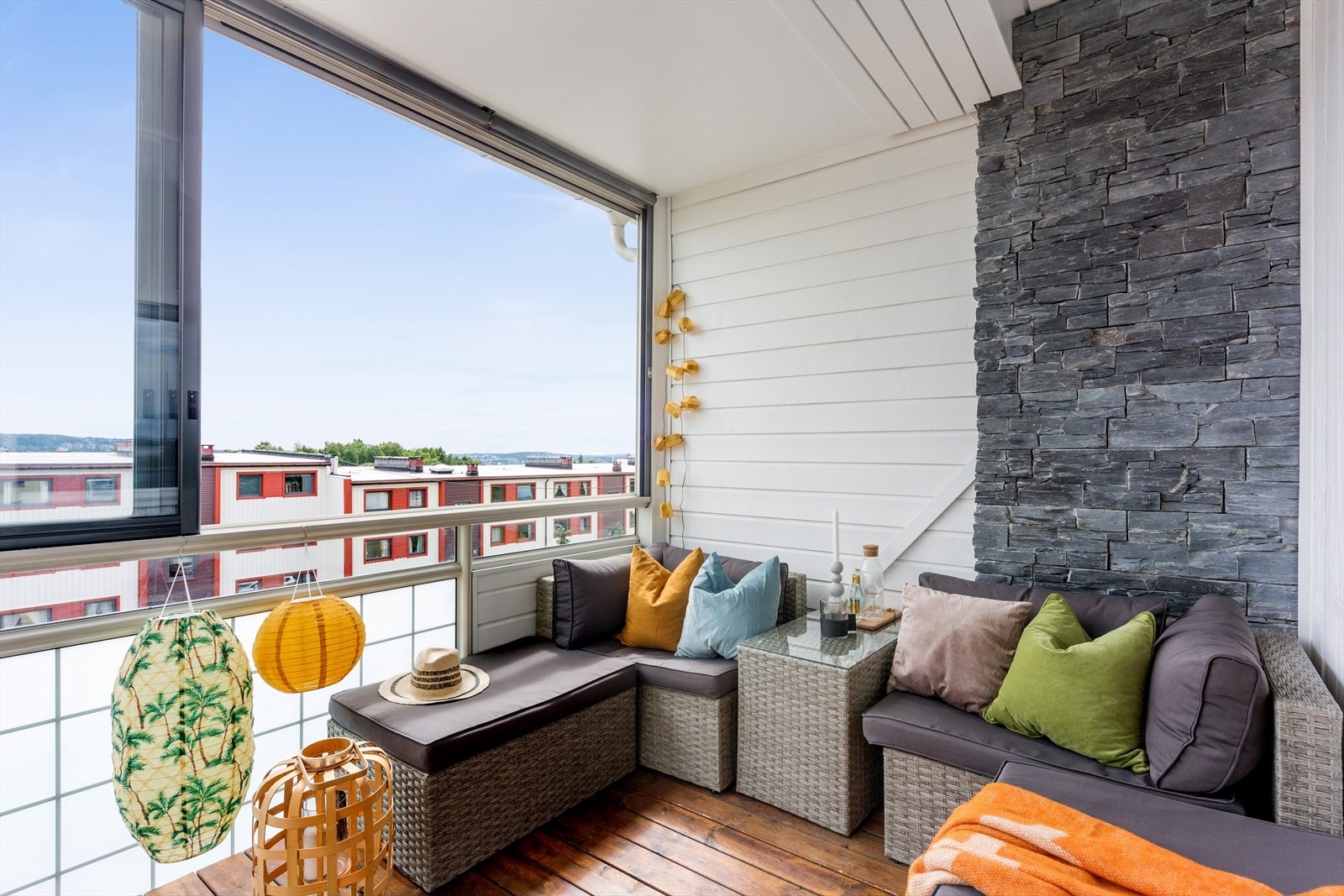 Balkogen er på hele 7,3m² og føles som en forlengelse av stuen når været tillater det. Galleribilde