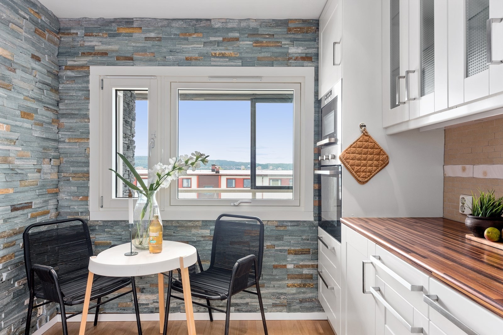 Det er god plass til et hyggelig frokostbord på kjøkkenet. Galleribilde