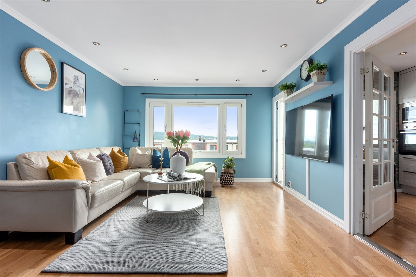 Det er downlights i stuen som enkelt kan dimmes til ønsket styrke. Galleribilde