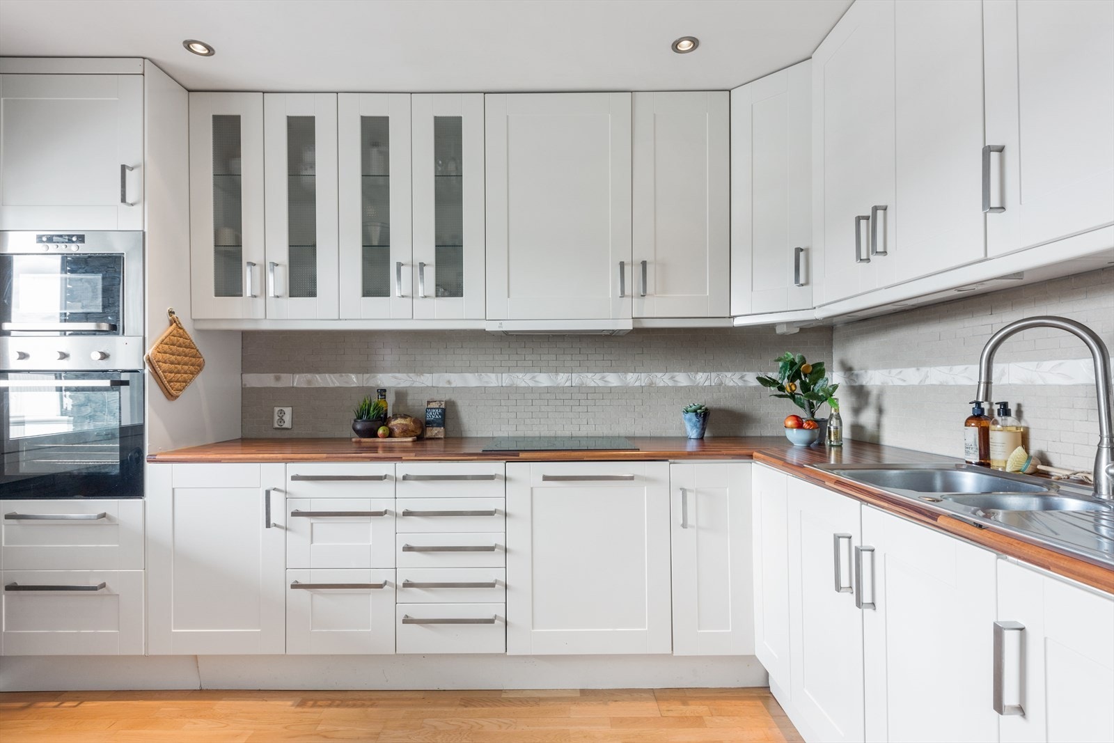 Her er det rikelig med skap- og benkeplass. Galleribilde