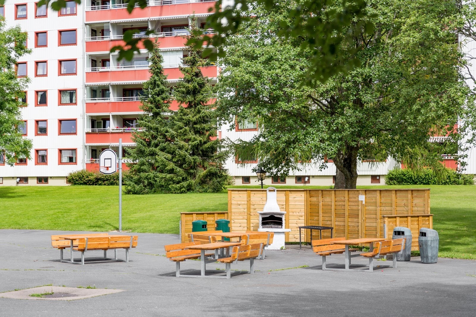 Borettslagets fellesareal med nye benker og flotte grøntområder. Galleribilde
