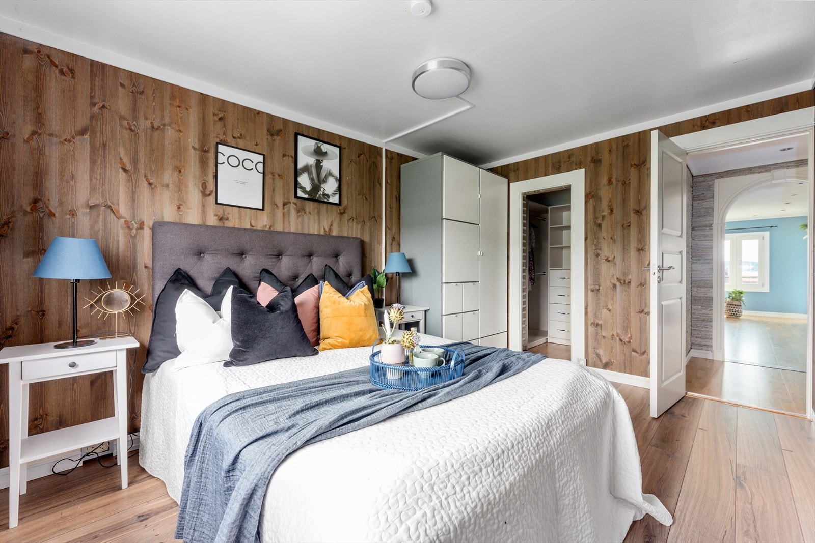 Det er også god plass til nattbord på hver side av sengen. Garderobeskapet medfølger boligen. Galleribilde