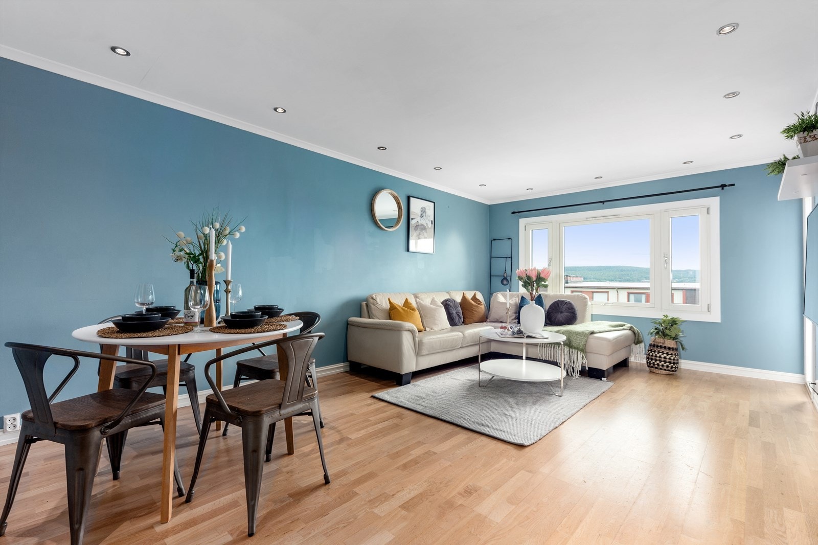 Stuen er romslig med god takhøyde. God plass til både spisebord og sofaseksjon. Galleribilde