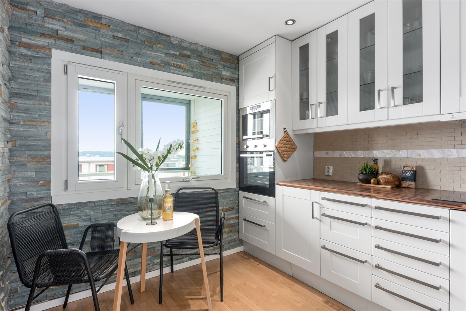 Kjøkkenet ble pusset opp i ca. 2008 av tidligere eier og fremstår som meget moderne og lyst. Galleribilde