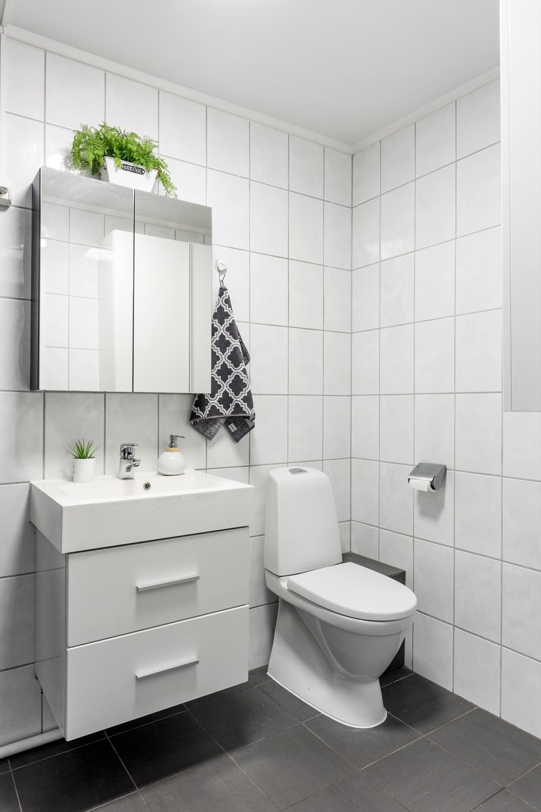 Pent, flislagt baderom med god plass til en vaskemaskin evt. et stellebord. Galleribilde