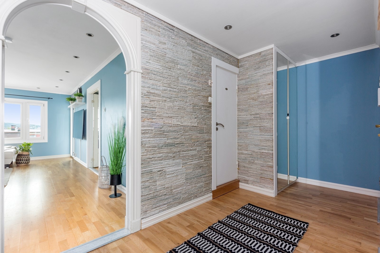 Leiligheten har en romslig og moderne gang med god plass til et garderobeskap og tilgang til alle rom i boligen. Galleribilde