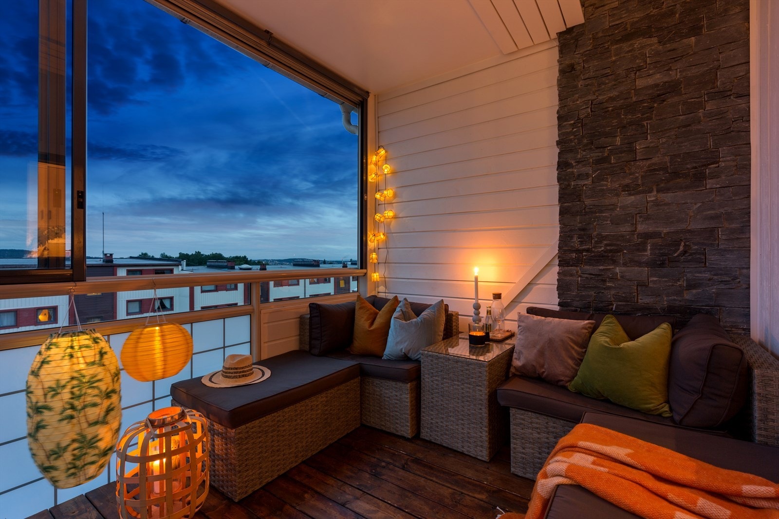 Fra stuen er det direkte adkomst til en hyggelig, innglasset balkong. Galleribilde