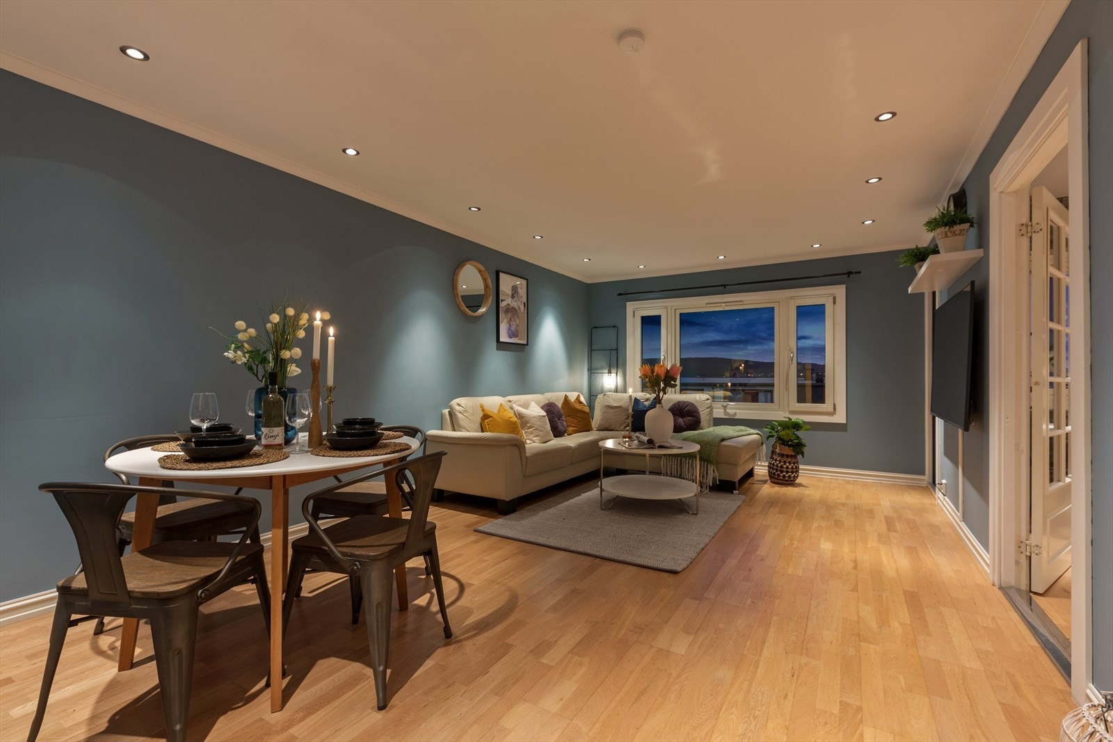 LOKALMEGLER ZARINE LOPEZ M. V/DNB EIENDOM KALBAKKEN HAR GLEDEN AV Å PRESENTERE RØDTVETVEIEN 18B! Galleribilde