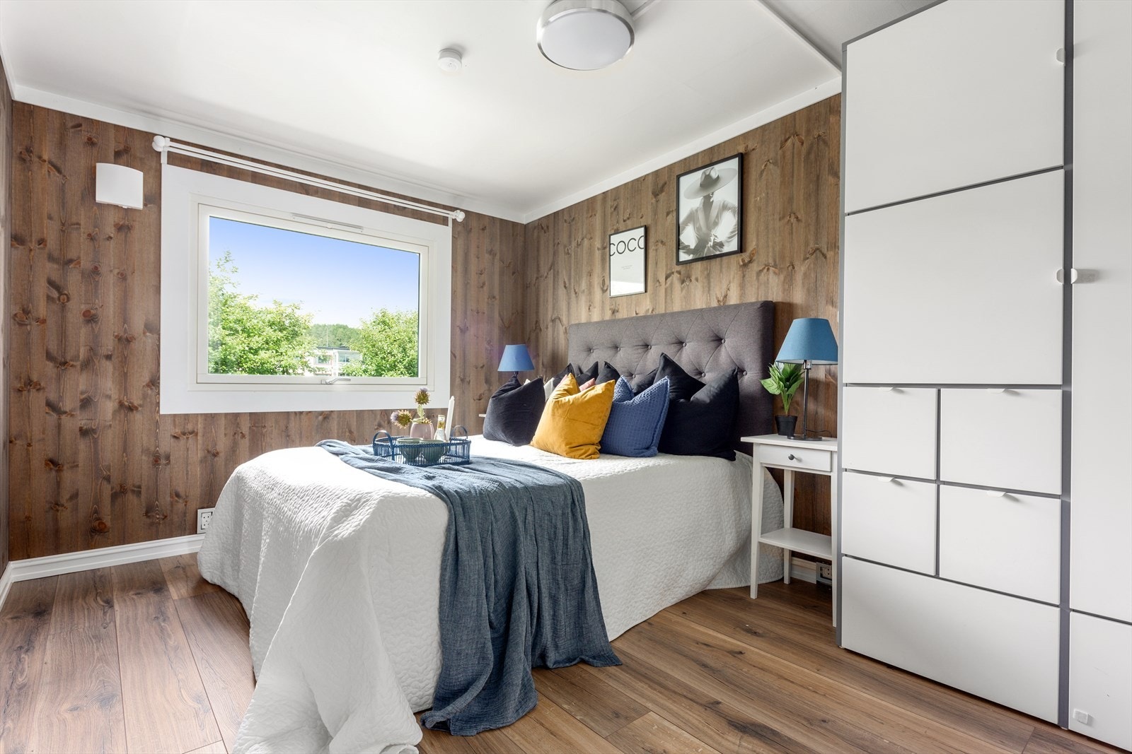 Hovedsoverommet har adkomst fra gangen og er meget romslig med god plass til en stor dobbeltseng. Galleribilde
