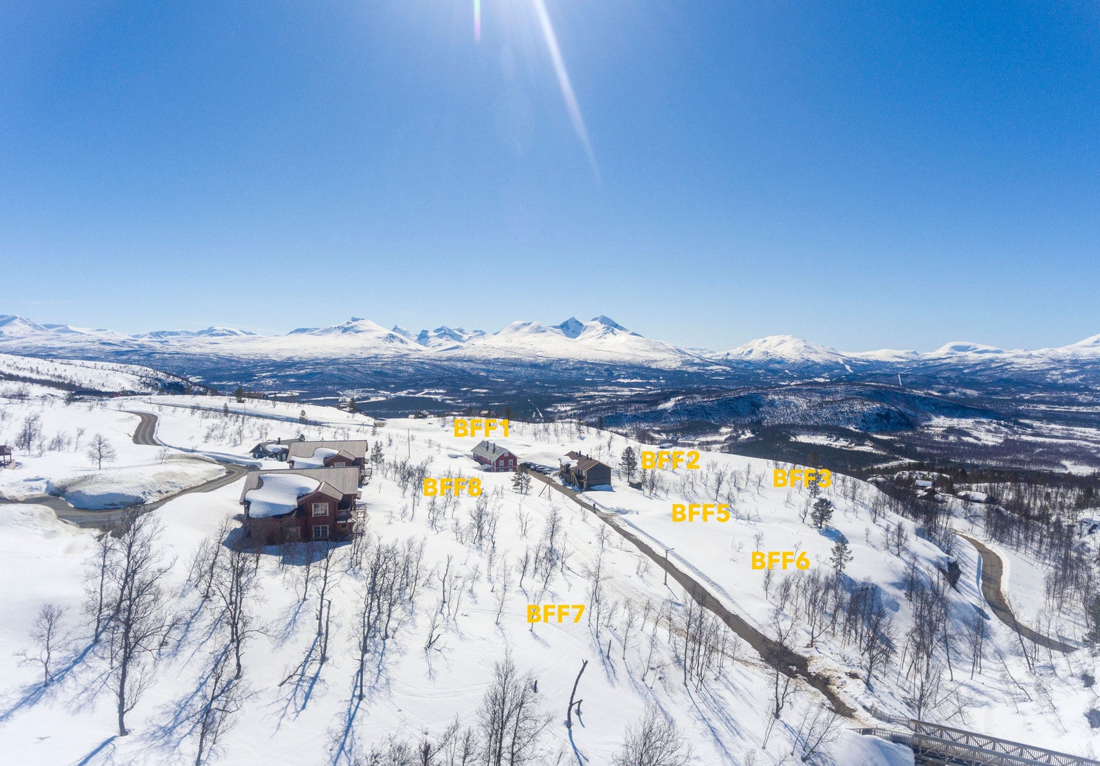 Her ligger en rekke flotte tomtemuligheter til venstre for Rognebærveien samt flere rekker til høyre for veien Galleribilde