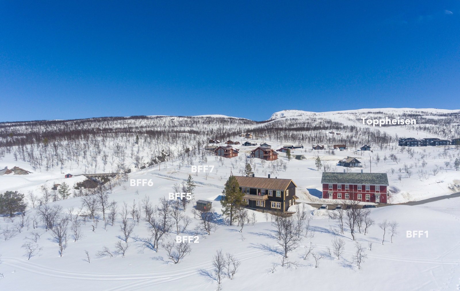 Tomtene er plassert i øvre del av fjellandsbyen med meget flott utsikt Galleribilde