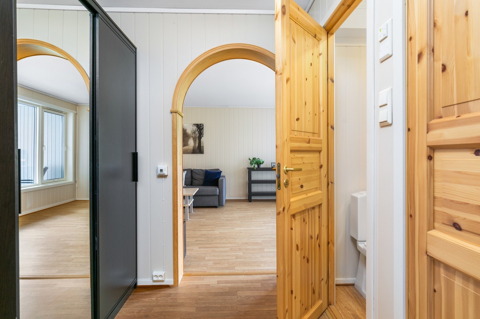 Separat toalettrom vegg-i-vegg med badet (denne veggen kan fjernes om man ønsker å slå sammen rommene). Galleribilde