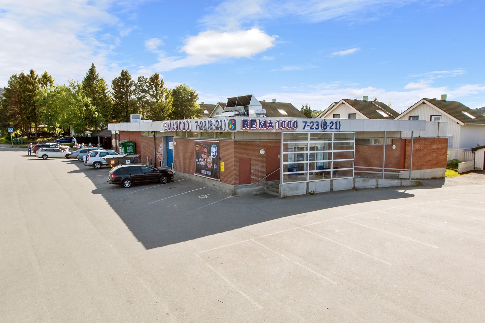 Nærområdet byr på flere dagligvarebutikker, skoler/barnehager og rekreasjonsområder. Galleribilde