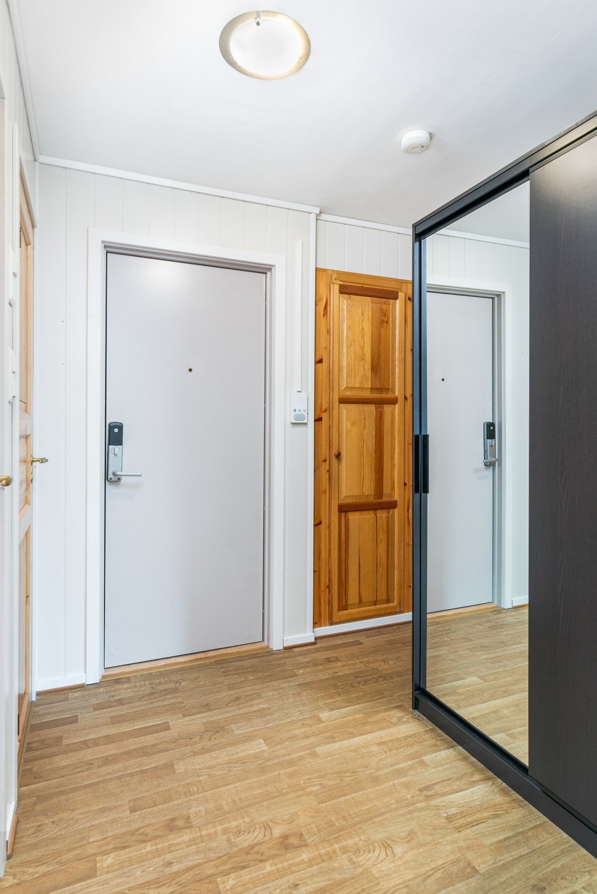 Gang/entré med callinganlegg. Sikringsskapet er oppgradert med automatsikringer. Galleribilde