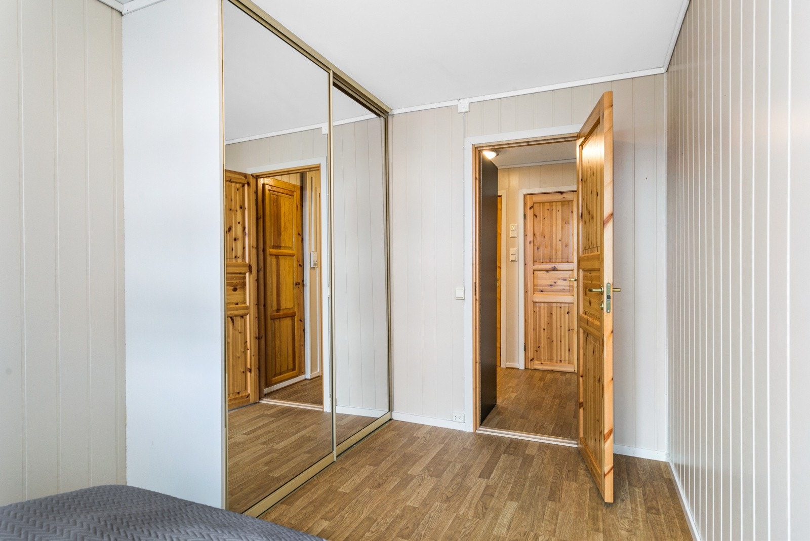 Skyvedørsgarderobe med speilfronter følger handelen. Galleribilde