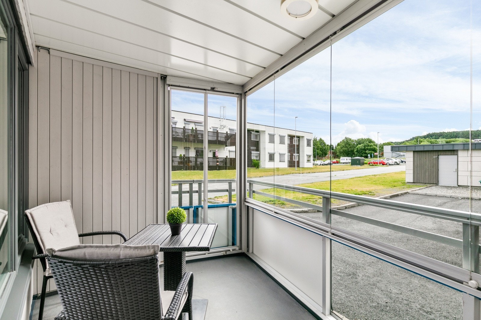 Sørvendt balkong med nedgang til bakkenivå. Galleribilde