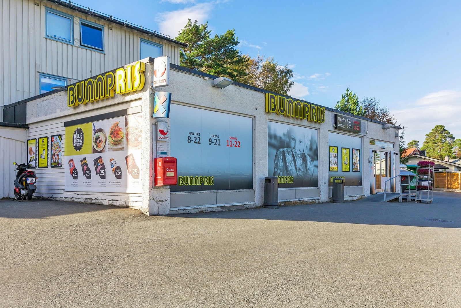 Nærområdet byr på flere dagligvarebutikker, skoler/barnehager og rekreasjonsområder. Galleribilde