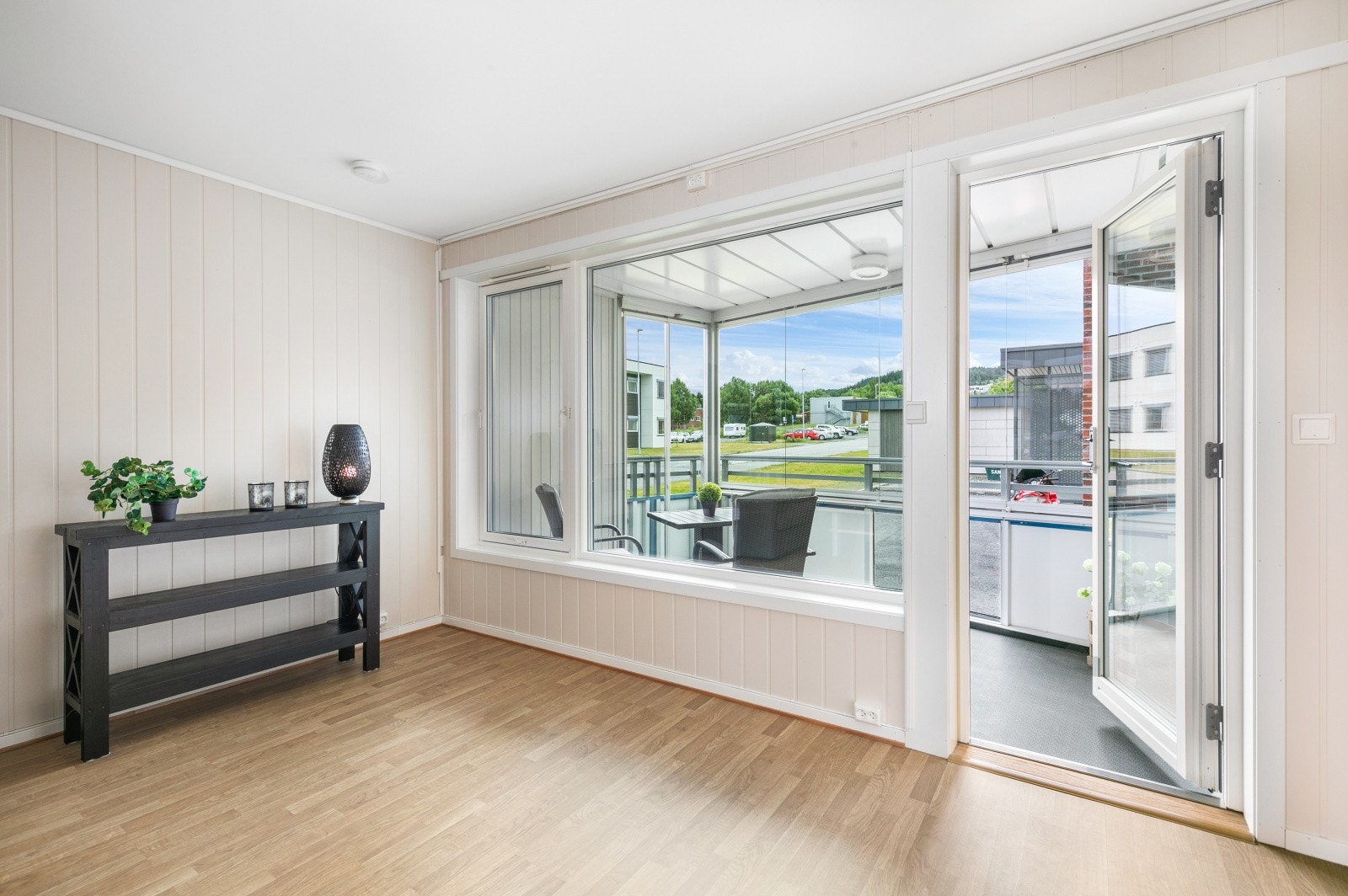 God plass til spisebord. Utgang til innglasset balkong. Galleribilde
