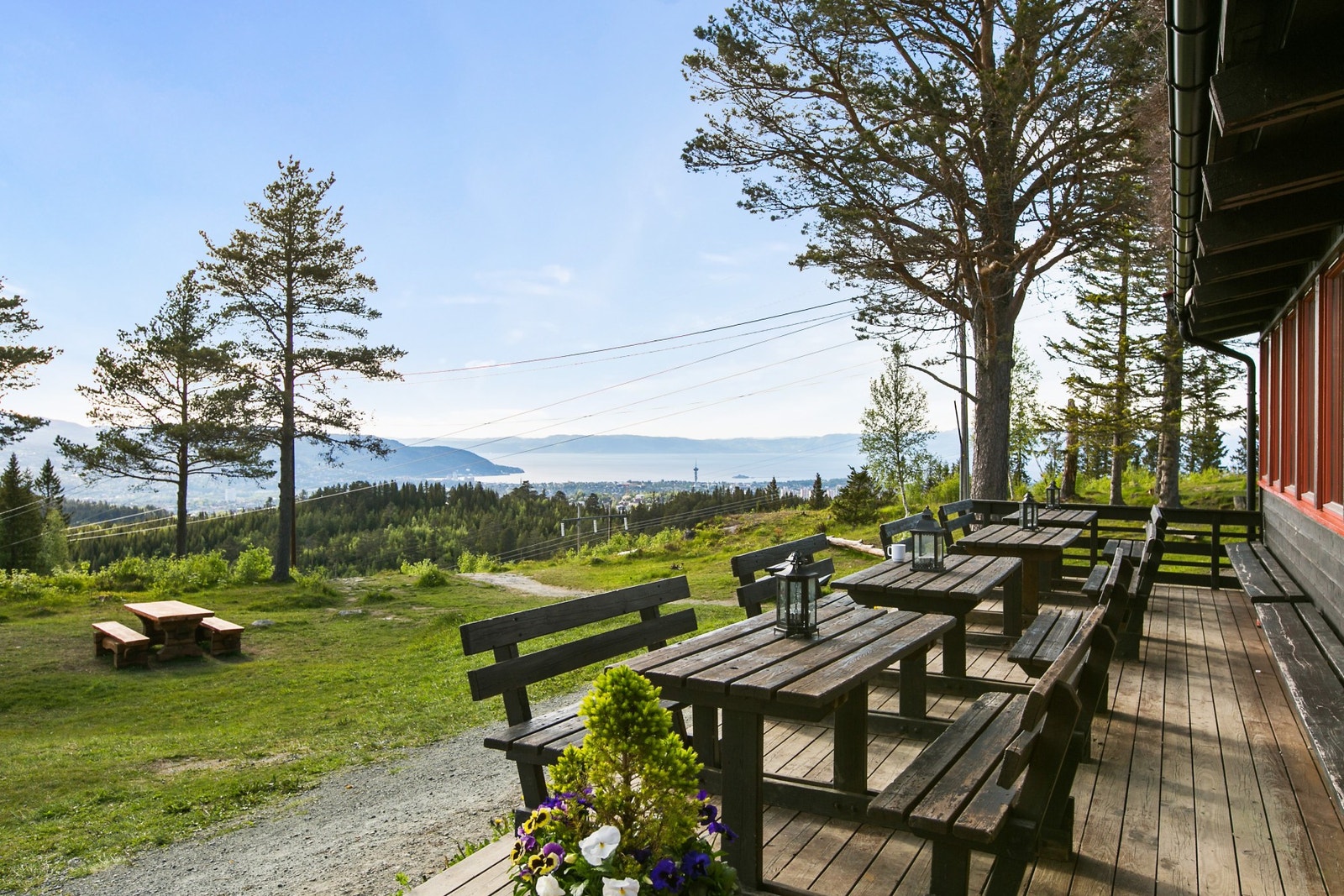 Nærområdet byr på flere dagligvarebutikker, skoler/barnehager og rekreasjonsområder. Galleribilde