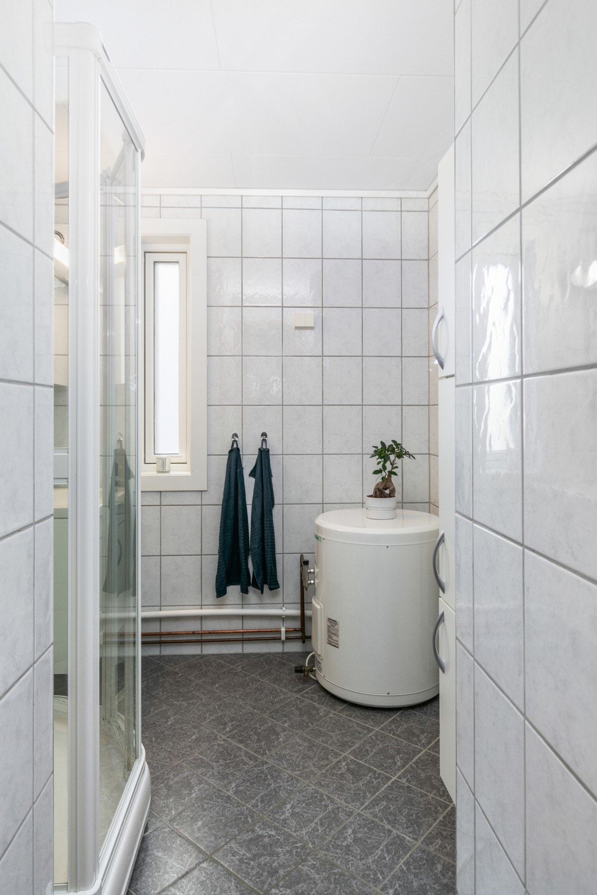 Flislagt bad fra 2002 med varmekabler i gulv. Galleribilde