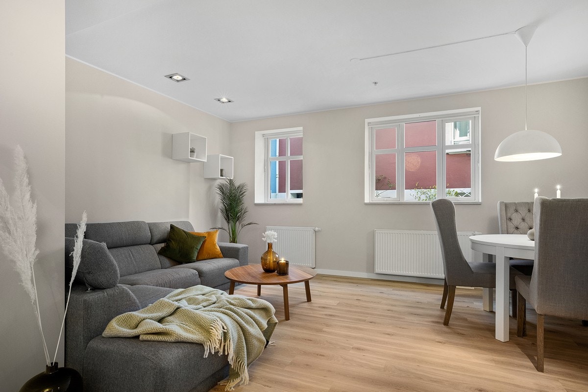 I leiligheten er det radiator som oppvarming. Dette er inkludert i felleskostnadene, sammen med varmtvann og gulvvarme på bad. Galleribilde