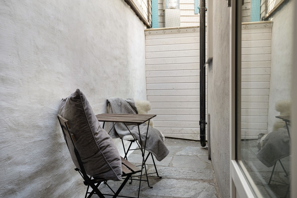 Fra kjøkkenet er det ugang til en koselig liten lufteplass. Her er det mulig å trekke friskluft. Galleribilde