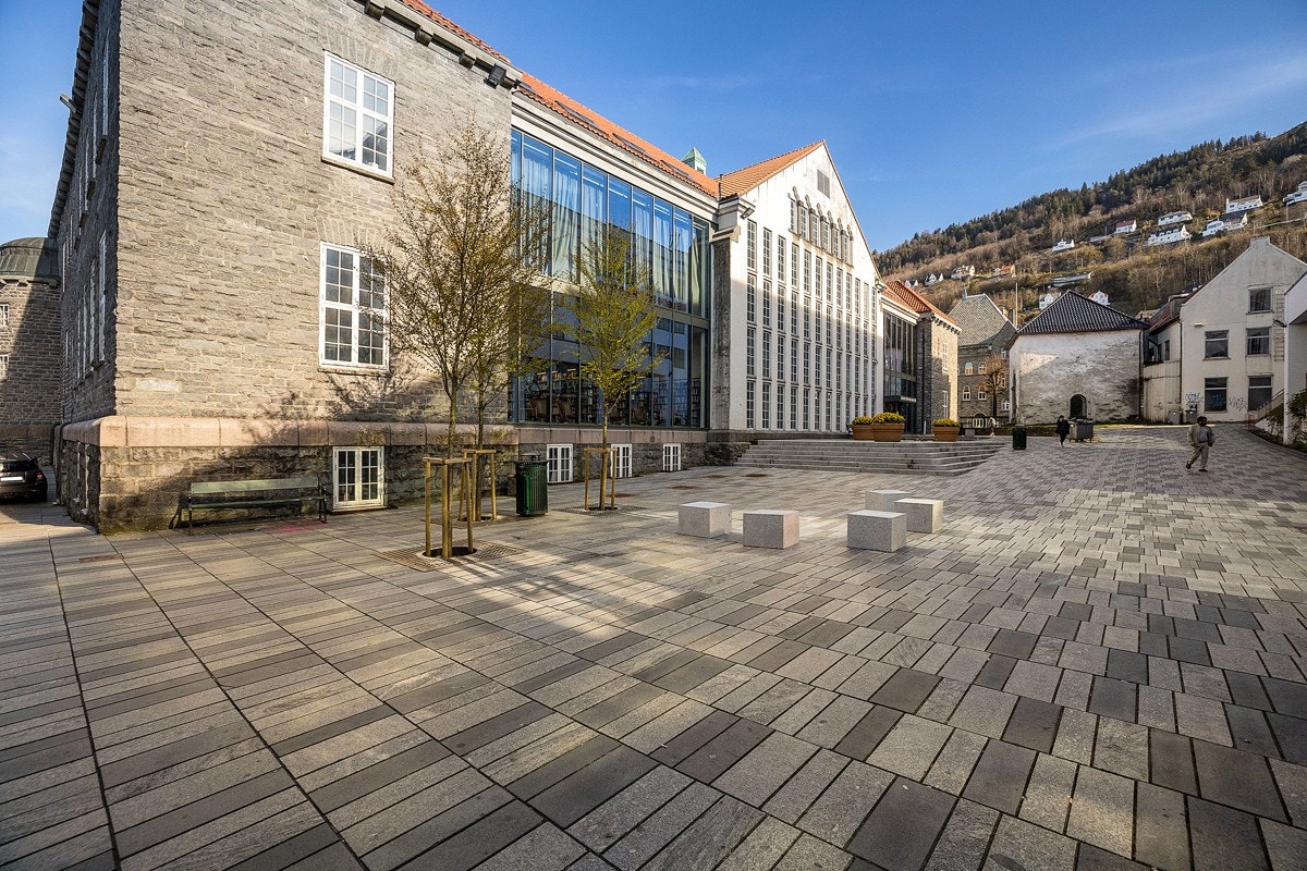 Bare en kort tur fra leiligheten er det biblioteket og flere koselige kafeer. Galleribilde