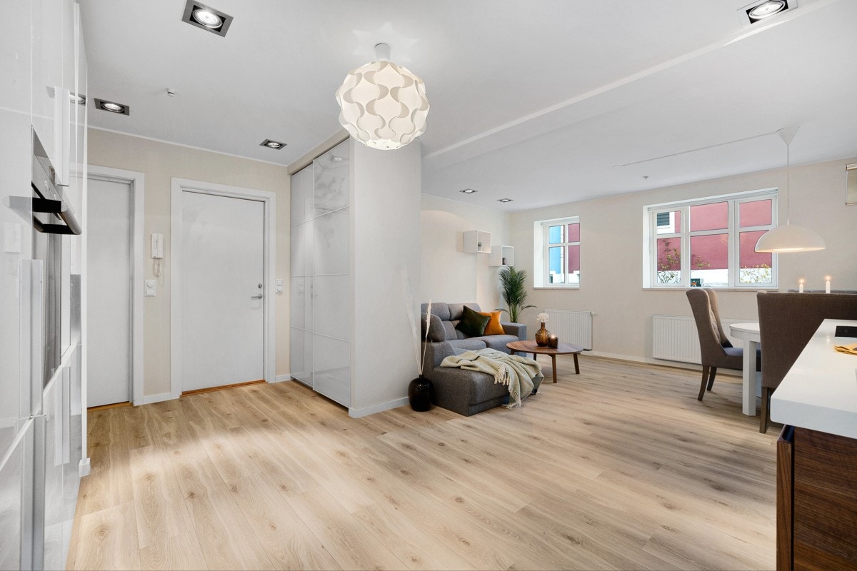 Fra felles gang kommer en inn i leilighetens private gang med garderobesystem. Her har selger påkostet skikkelig kvalitetslaminat på gulv. Galleribilde