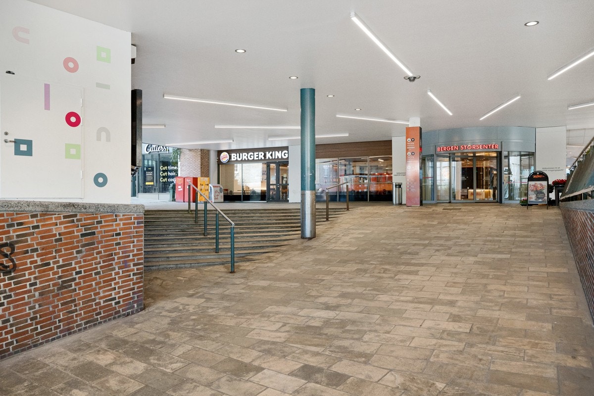 Bare 3 minutters gang til Bergen Storsenter hvor det er flere servicetilbud med lange åpningstider. Galleribilde