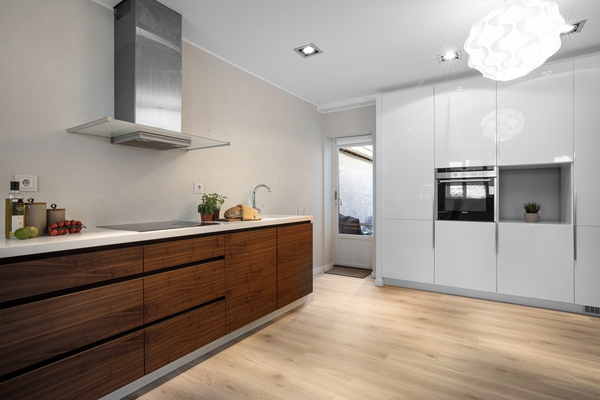 Velkommen til Grønnevollen 7 v/Mona Larsen i Privatmegleren Syd. Leiligheten ligger i en fantastisk gate omringet av gamle Bergenshus. Galleribilde