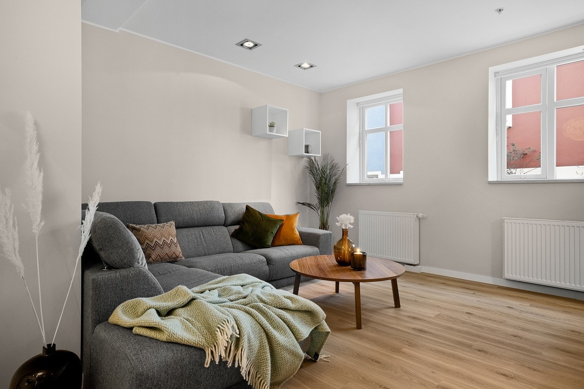 Leiligheten er praktisk og har plass til både sofagruppe og spisebord. Galleribilde