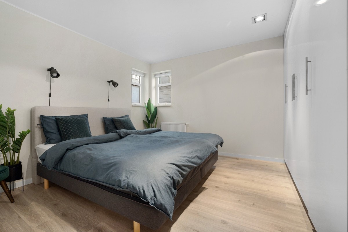 Stort og romslig soverom på hele 12,7 kvm. Påkostet garderobe med optimal klesoppbevaring. Galleribilde