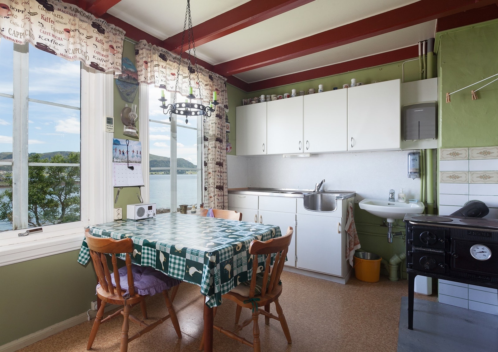 Kjøkken i hovedetasjen. Galleribilde