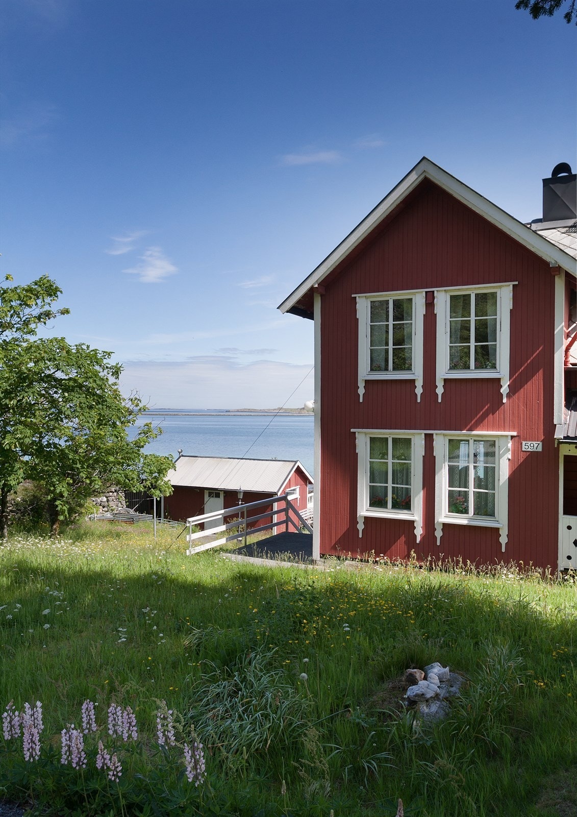 Boligen er opplyst fra 1920 og har et stort oppussingsbehov. Galleribilde