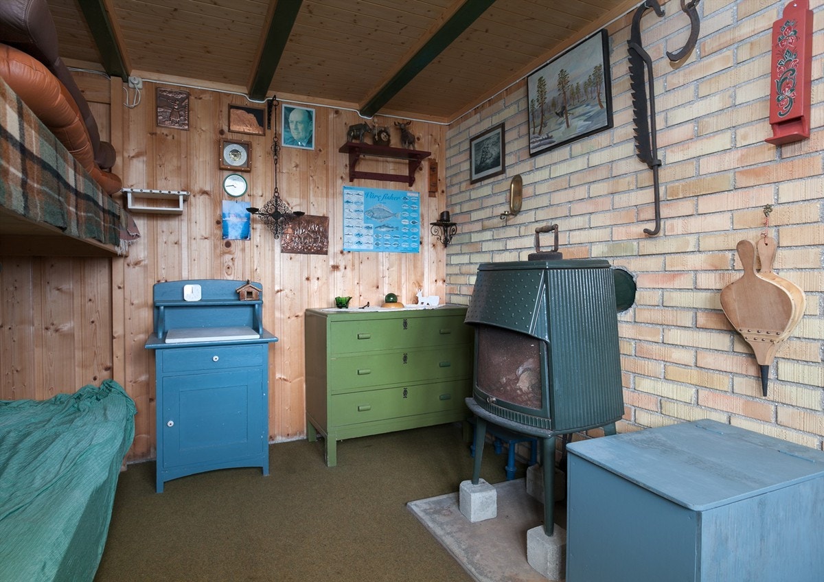 Kjellerstue med peisovn. Galleribilde