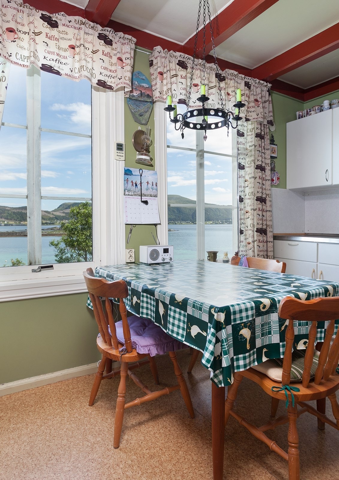 Boligen går over tre etasjer og har et stort renoveringsbehov. Galleribilde