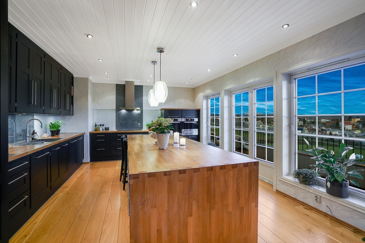 Kjøkken fra 2006 innholdrikt og flott. Galleribilde