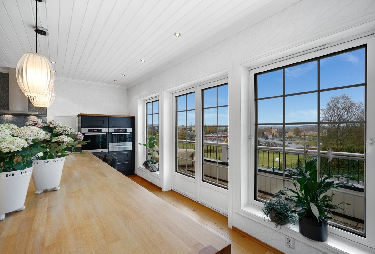 Det er ellers downlights i tak og høyreist vindu på hver side av dør til balkong. Galleribilde