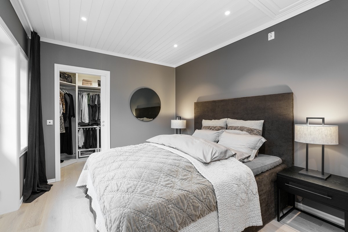Det ene soverommet har downlights i tak, tofløyet dør til balkong og skyvedør til en garderoberom, utstyrt med med klesoppheng og rikelig med hyller. Galleribilde