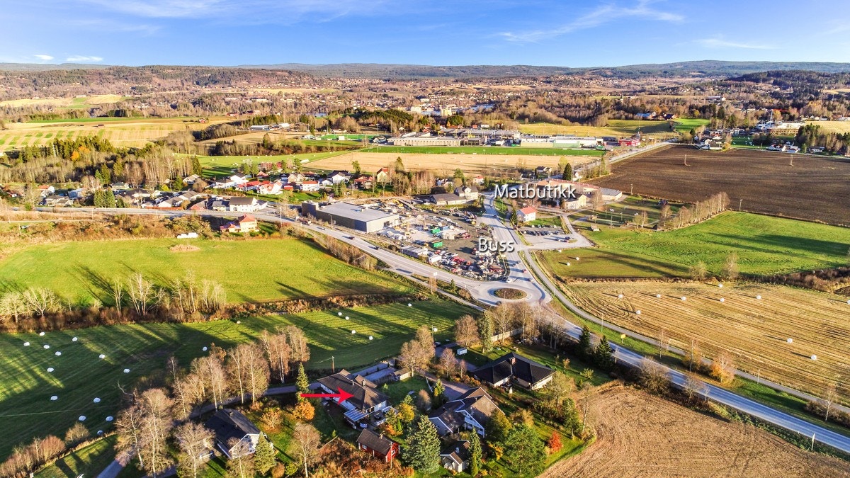 Åsleiastubben 7 er en stor, fin enebolig over to etasjer, med pen tomt på i overkant av 1,1 mål. Galleribilde