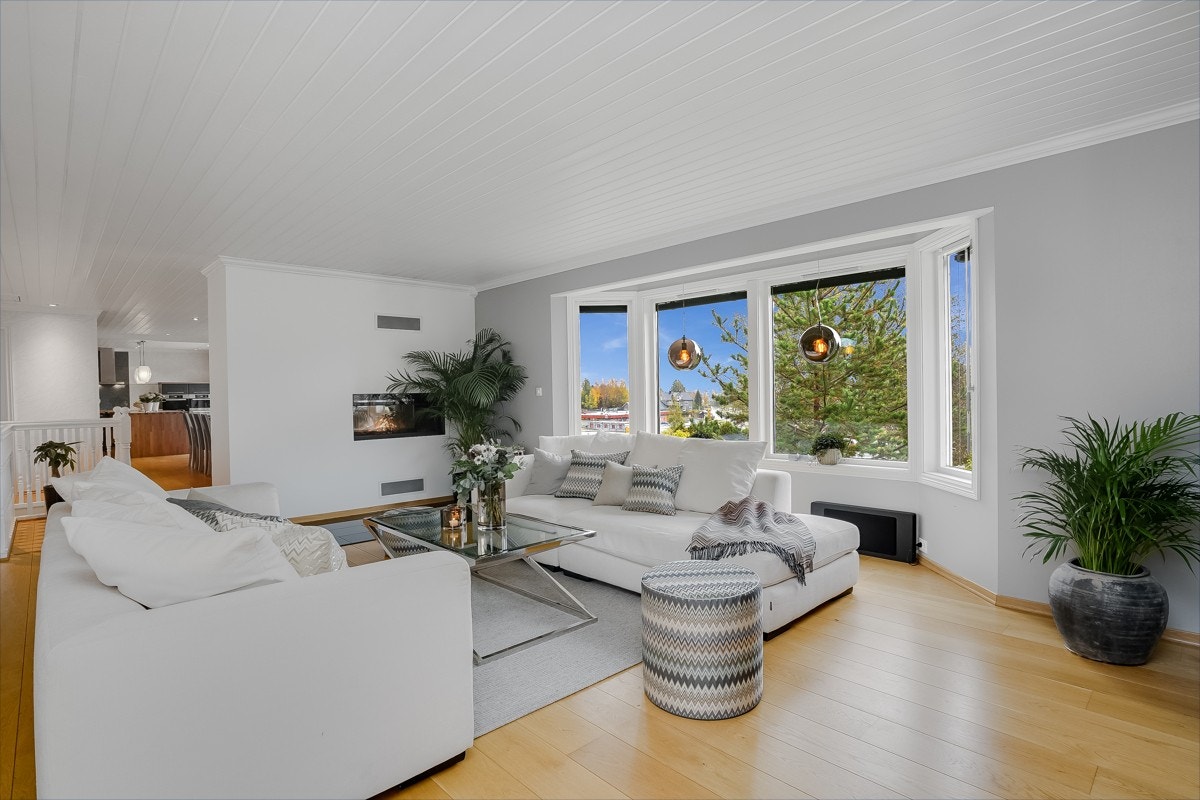 Stuen er romslig og nylig blitt oppgradert med en gjennomgående peisinnsats fra Brunner - et trivelig samlingspunkt. Galleribilde